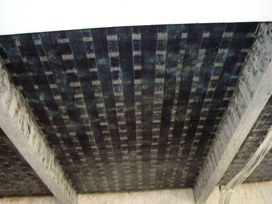 1528882518228689.jpg 楼板底粘贴碳纤维.jpg