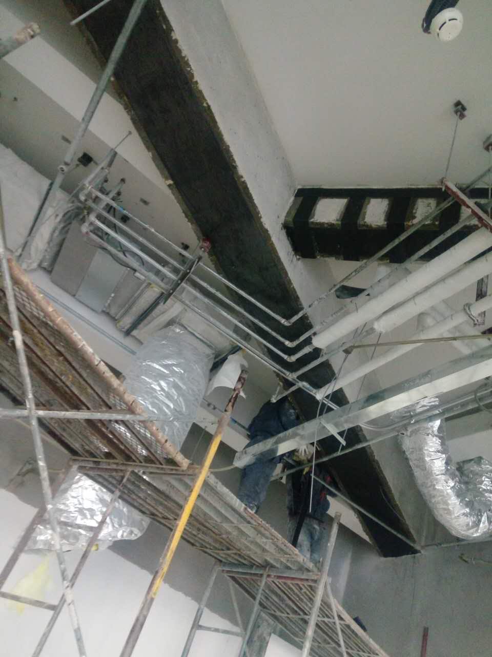 6.碳纤维布粘贴.JPG